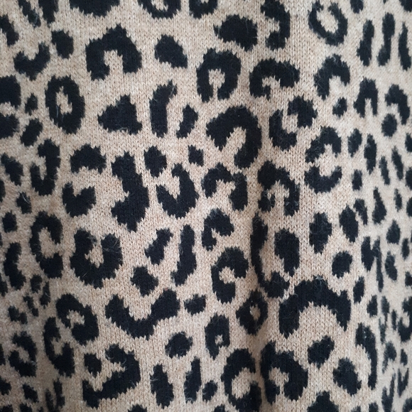 *Sold* Leopard print sweater - Picture 2 of 4